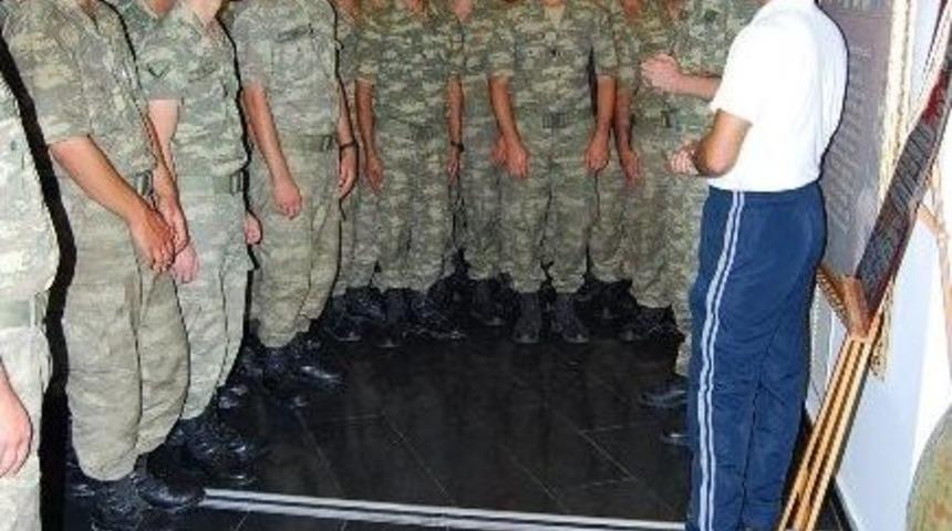 &Ccedil;anakkale Şehitleri Anıtı&rsquo;na Anlamlı Ziyaret