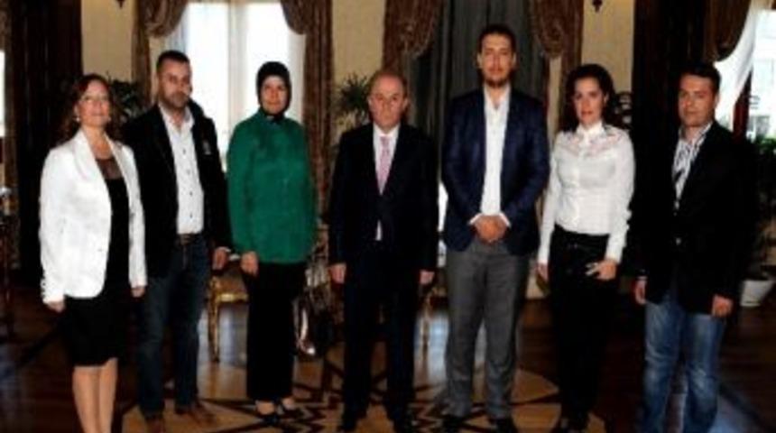 Yeşilay Manavgat Şubesi Y&ouml;neticileri Vali &Ouml;zt&uuml;rk&rsquo;&uuml; Ziyaret Etti