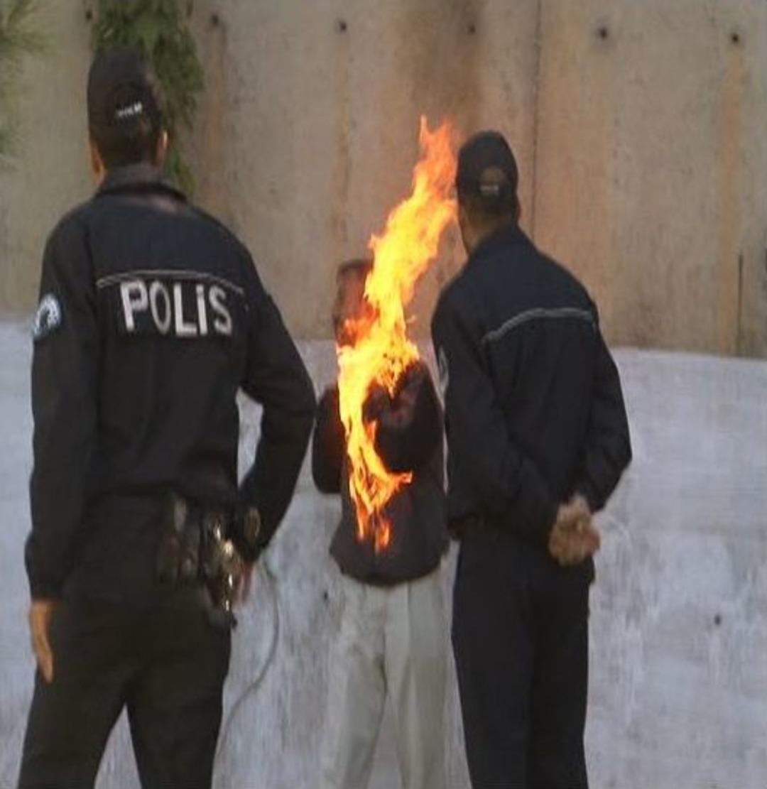 Eşine Kızan Şahıs &Uuml;zerine Benzin D&ouml;kerek Kendini Yaktı