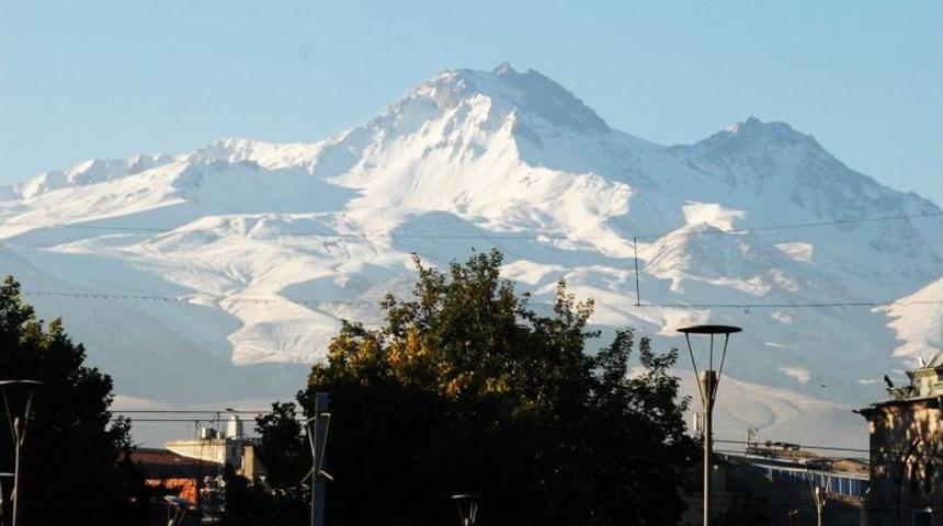 Erciyes Ekim Ayında Beyaza B&uuml;r&uuml;nd&uuml;