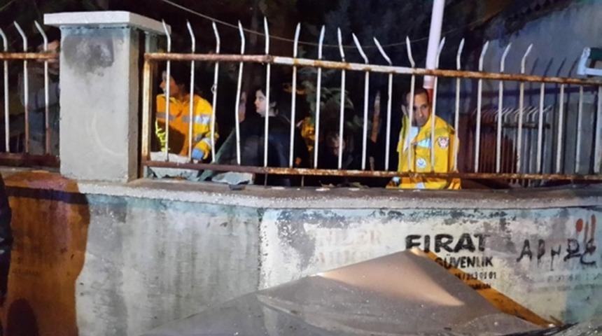 Otomobil kaldırıma daldı: 1 &ouml;l&uuml; 4 yaralı