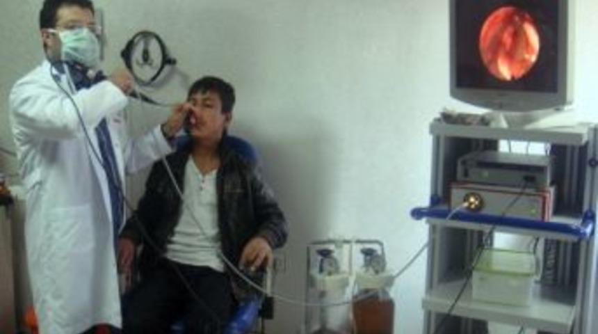 Boğaz ağrısıyla hastaneye giden çocuğun boğazından sülük çıktı