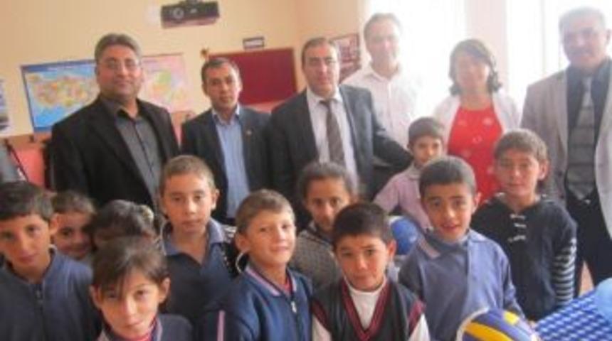 &Ccedil;at İlk&ouml;ğretim Okuluna Spor Malzemesi Desteği
