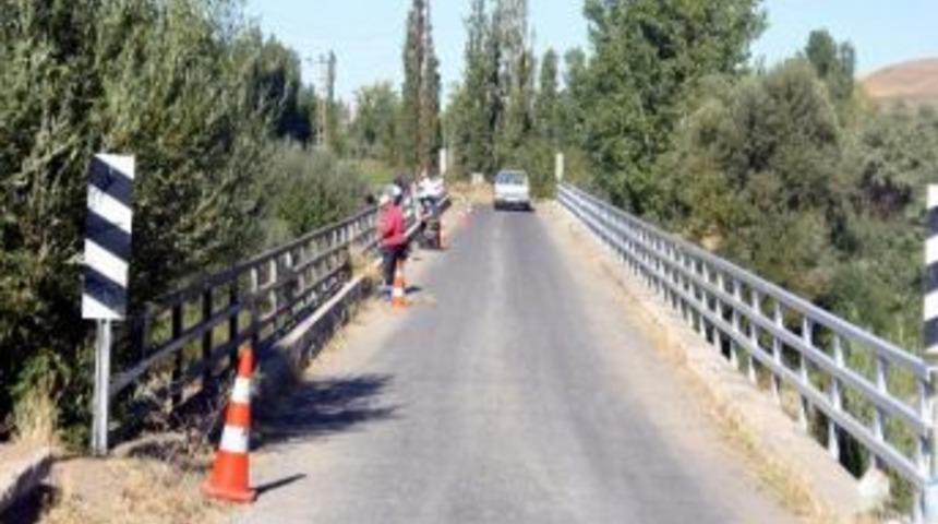 Gemerek&rsquo;te K&ouml;pr&uuml;ler Boyanıyor