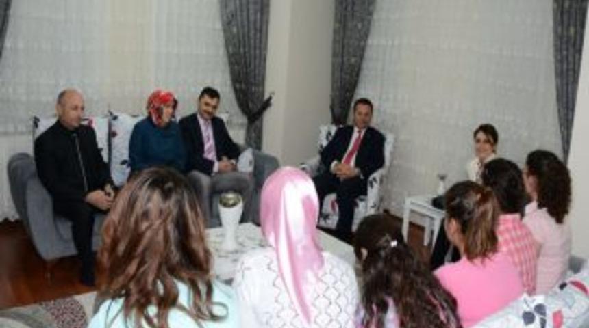 Vali H&uuml;seyin Aksoy Ve Eşi &Ccedil;ocuk Evine Misafir Oldu