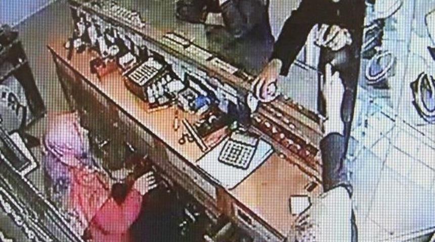 Adana'da kadın kuyumcu soyguncuyu kovaladı