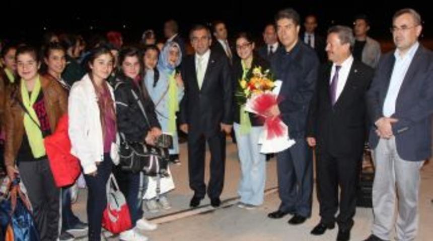 Yetim Çocuklar Ilk Defa Uçağa Binmenin Heyecanını Yaşadı