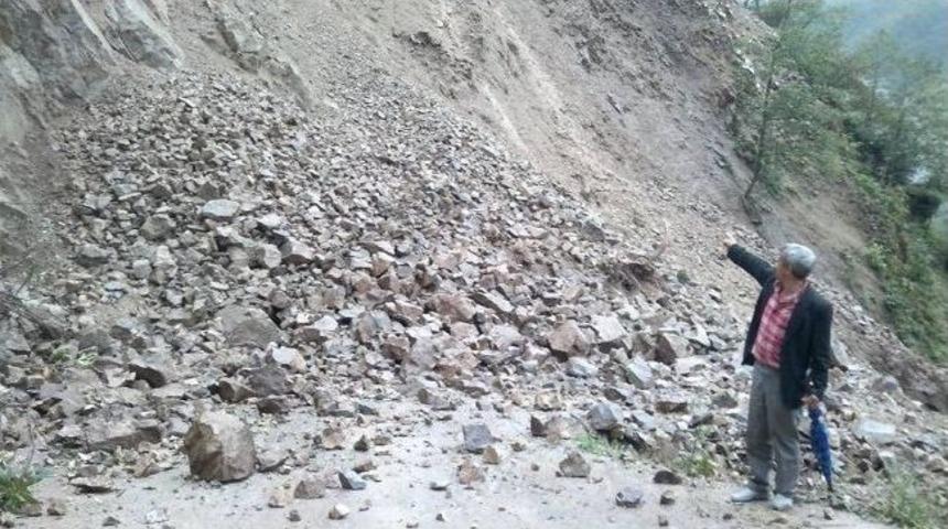 Giresun&rsquo;da Heyelan Nedeniyle K&ouml;y Yolu 7 G&uuml;nd&uuml;r Ulaşıma Kapalı