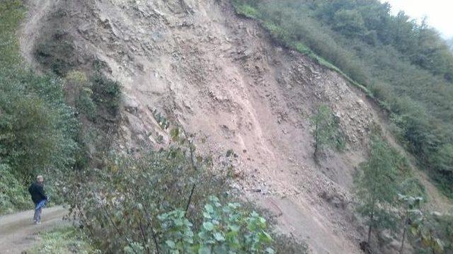 Giresun&rsquo;da Heyelan Nedeniyle K&ouml;y Yolu 7 G&uuml;nd&uuml;r Ulaşıma Kapalı 1
