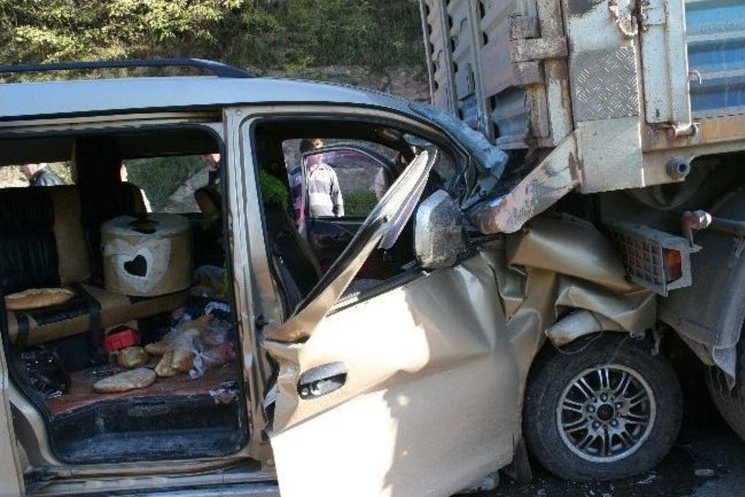 Fatsa'da cenazeye giden otomobil TIR&rsquo;a &ccedil;arptı: 1 &ouml;l&uuml;, 7 yaralı