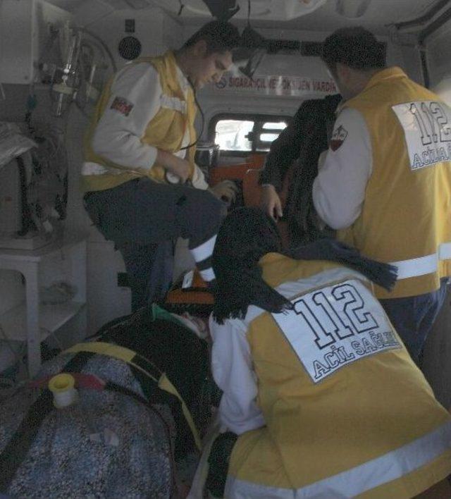 Minib&uuml;s Su Kanalına Girdi: 2 Yaralı 1