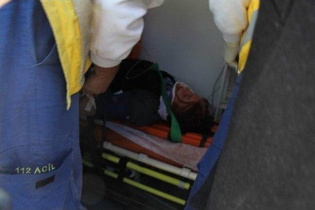 Minib&uuml;s Su Kanalına Girdi: 2 Yaralı 2