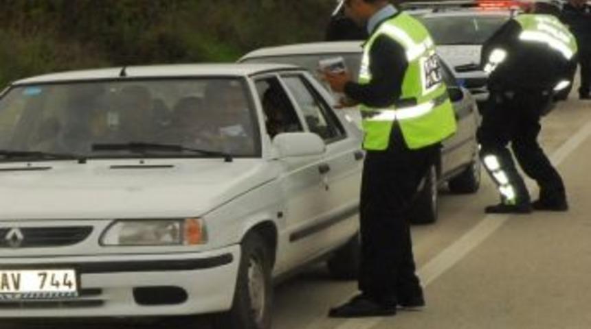 D&uuml;zce&rsquo;de 24 Saat İ&ccedil;inde Kusurlu Olan 186 Araca Ceza Kesildi