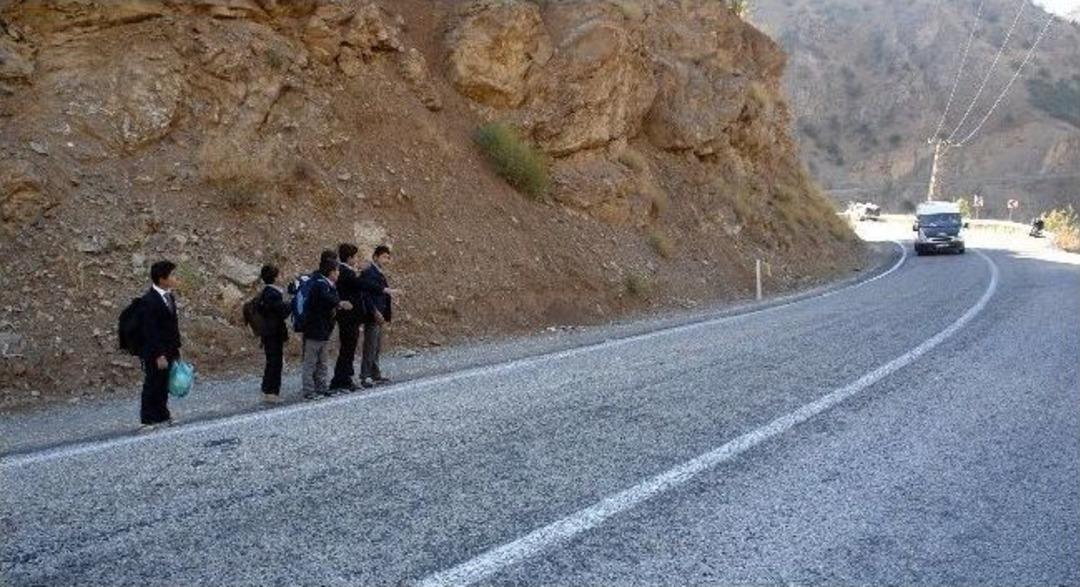 Şemdinli'de &ouml;ğrenciler okula gitmek i&ccedil;in otostop &ccedil;ekiyorlar