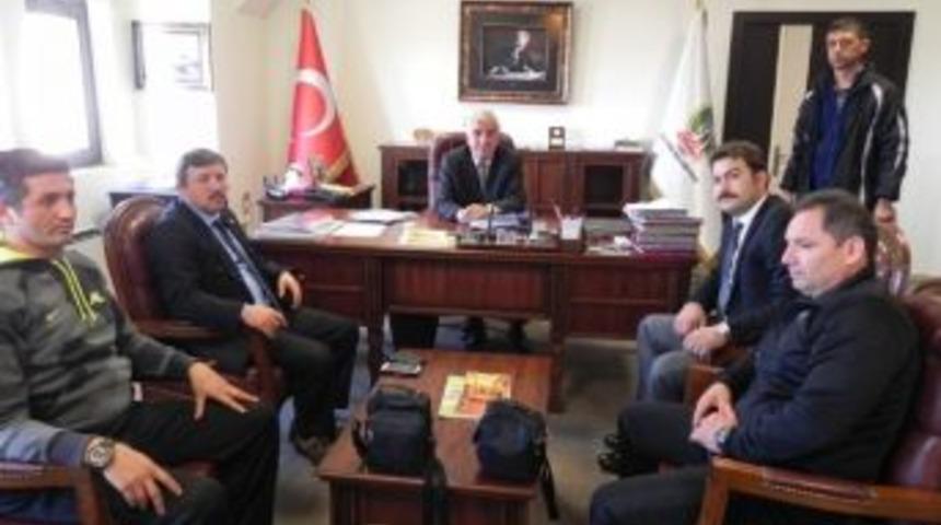 &Ouml;demiş Sara&ccedil;oğlu Stadı&rsquo;nın Aydınlatılmasına İl M&uuml;d&uuml;r&uuml; Kaplan&rsquo;dan Destek