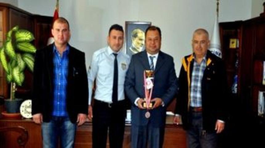 Kupayı Belediye Başkanı Din&ccedil;er&rsquo;e Armağan Ettiler