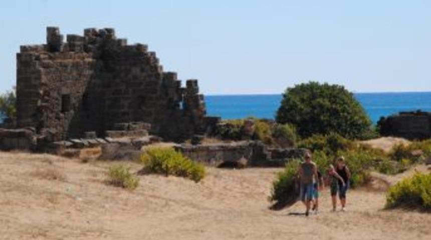 Turistler &Uuml;st&uuml;nde Y&uuml;r&uuml;y&uuml;ş Yapıyor, Altında Ise Tarih Yatıyor
