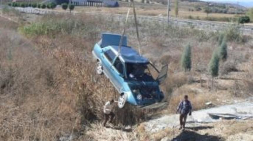 Otomobil dereye u&ccedil;tu