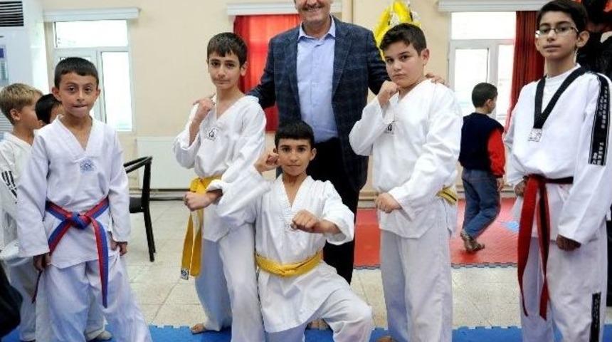 Başkan D&uuml;ndar Uzakdoğu Sporu Yapan Gen&ccedil;lerle Buluştu