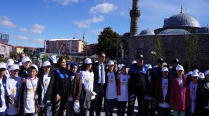 Risk Altındaki &Ccedil;ocuklar Erzurum'un Tarihi Ve K&uuml;lt&uuml;rel Mekanlarını Gezdi