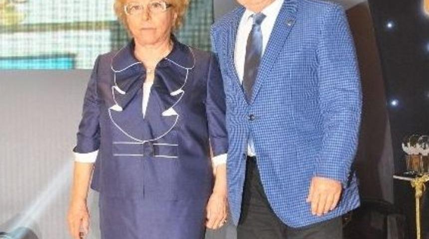 N&uuml;ket Ersoy&rsquo;a Okan &Uuml;niversitesinden Teşekk&uuml;r Plaketi