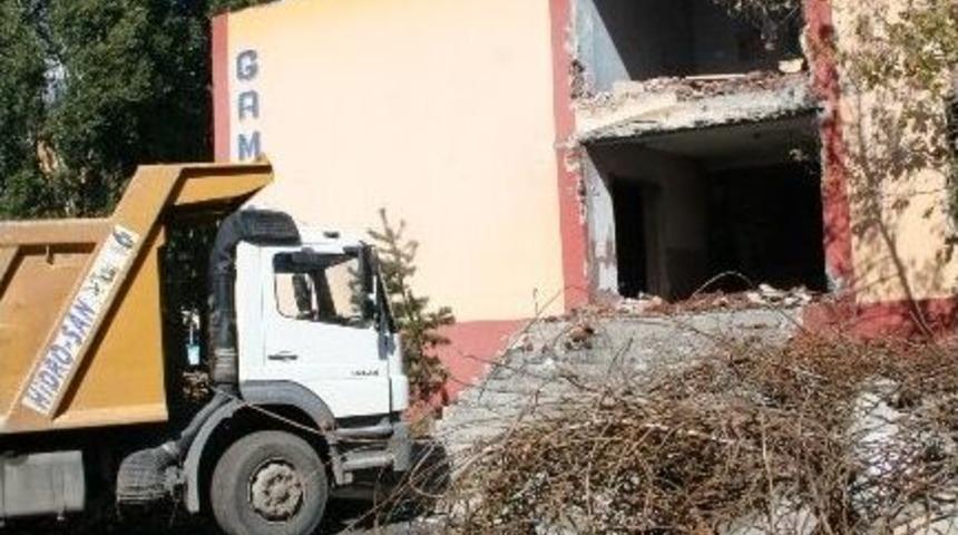 Ak Partili Kars Milletvekilleri Projelendirdi Gamp İlk&ouml;ğretim Okulu&rsquo;nun Yıkımı Başladı