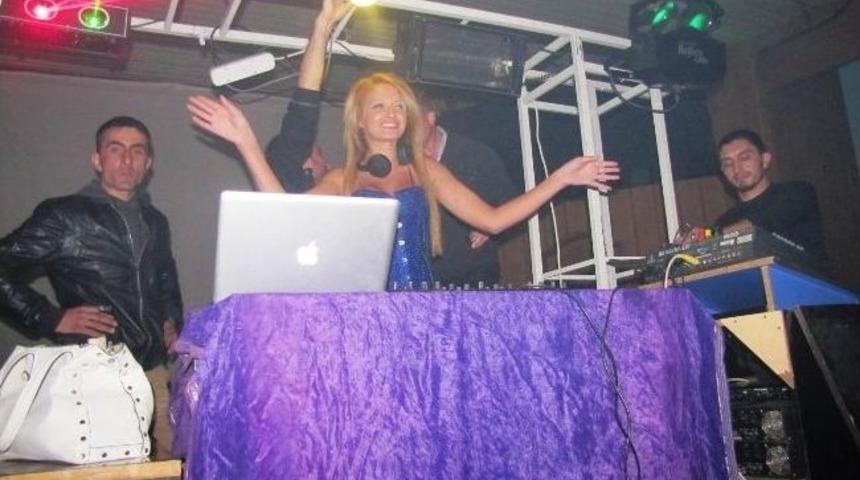 Hisarcık&rsquo;ta Gen&ccedil;ler Dj Ece Toprak İle &Ccedil;oştu