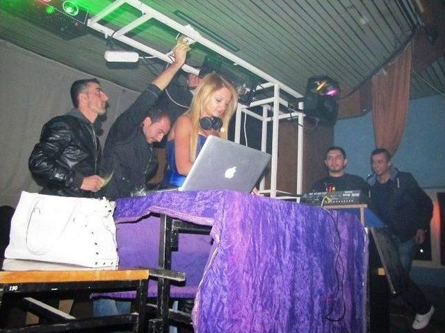 Hisarcık’ta Gençler Dj Ece Toprak İle Çoştu