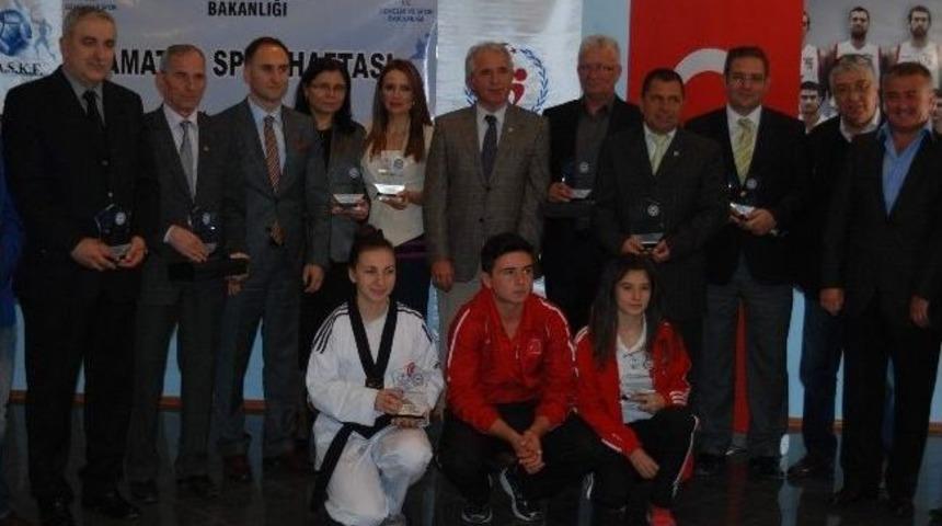 Başarılı Sporculara Plaket