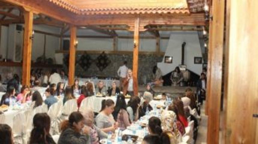 Başkan Din&ccedil; &Uuml;niversite &Ouml;ğrencilerini Dinledi