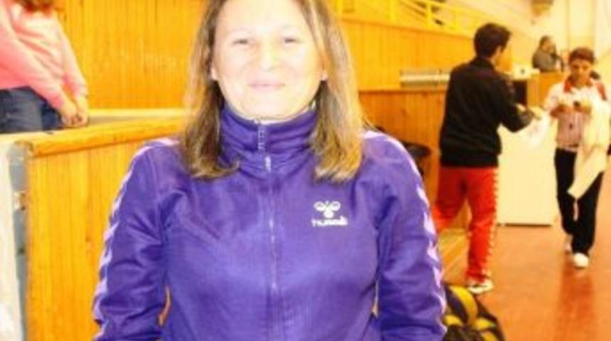 &Ccedil;iftlikk&ouml;y Belediyespor Bayan Voleybol Takımı Antren&ouml;r&uuml; Deviren: