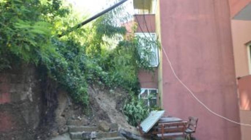 Yağış Sonrası Oluşan Heyelan Apartmanı Kapladı