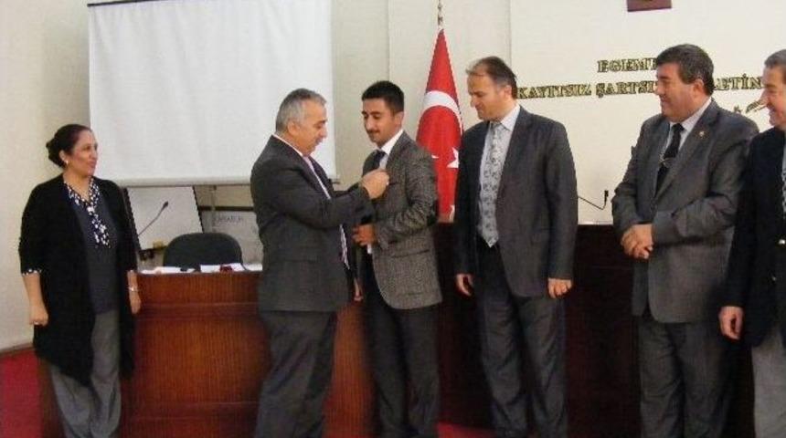 Meclis &Uuml;yelerinden İl &Ouml;zel İdare Personeline Altın