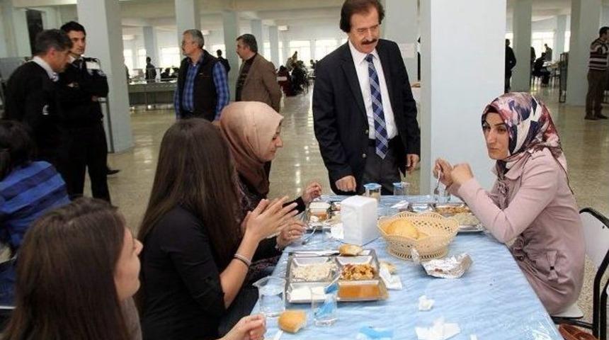 Rekt&ouml;r Kocacık &Uuml;niversite &Ouml;ğrencileriyle Bir Araya Geldi