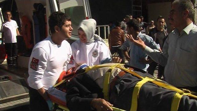 Otomobil İle Motosiklet &Ccedil;arpıştı: 2 Yaralı 1