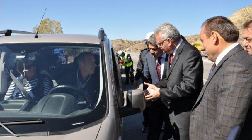 Vali, Kurallara Uyan S&uuml;r&uuml;c&uuml;lere Tuz Hediye Etti