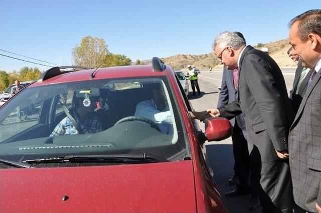 Vali, Kurallara Uyan S&uuml;r&uuml;c&uuml;lere Tuz Hediye Etti 1