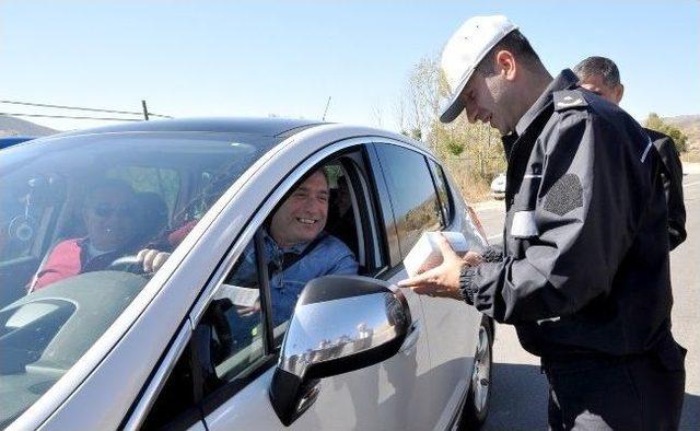 Vali, Kurallara Uyan S&uuml;r&uuml;c&uuml;lere Tuz Hediye Etti 2