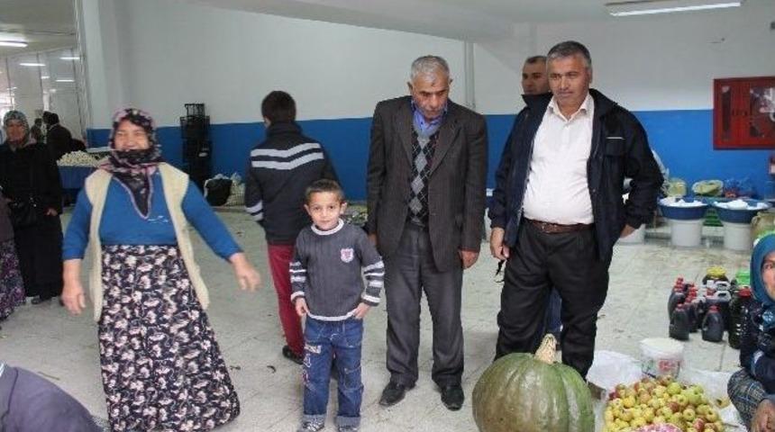 Akdağmadeni İl&ccedil;esinde Bir &Ccedil;ift&ccedil;i 30 Kiloluk Bal Kabağı Yetiştirdi