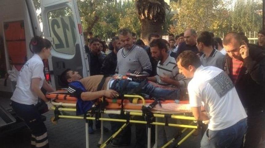 &Uuml;niversite &Ouml;n&uuml;nde Silahlı Kavga: 2 Yaralı