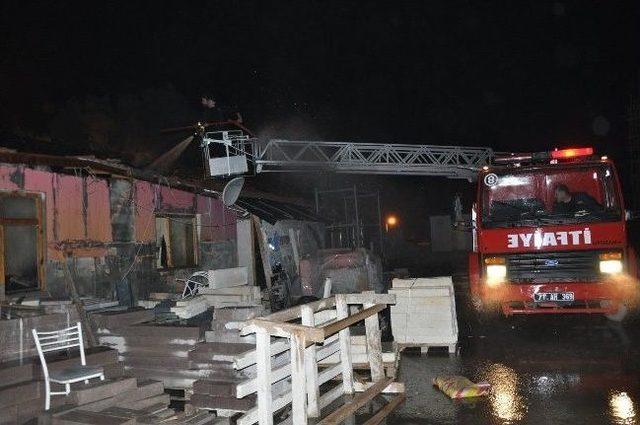 Kırıkkale Nur Cami Şantiyesindeki Bek&ccedil;i Kul&uuml;besinde &Ccedil;ıkan Yangın Paniğe Neden Oldu 1