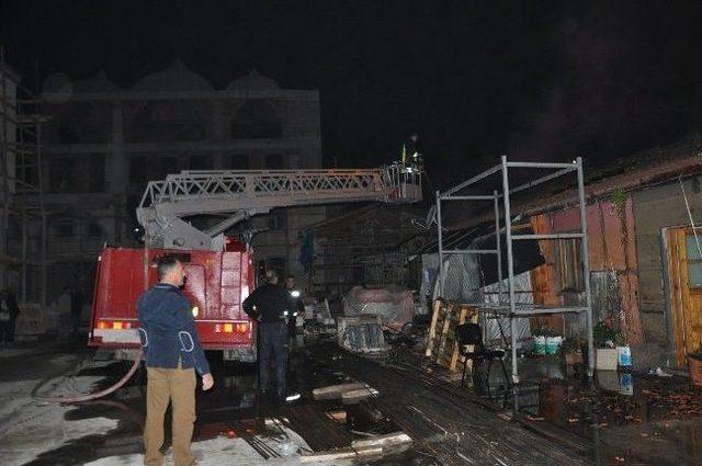 Kırıkkale Nur Cami Şantiyesindeki Bek&ccedil;i Kul&uuml;besinde &Ccedil;ıkan Yangın Paniğe Neden Oldu 2