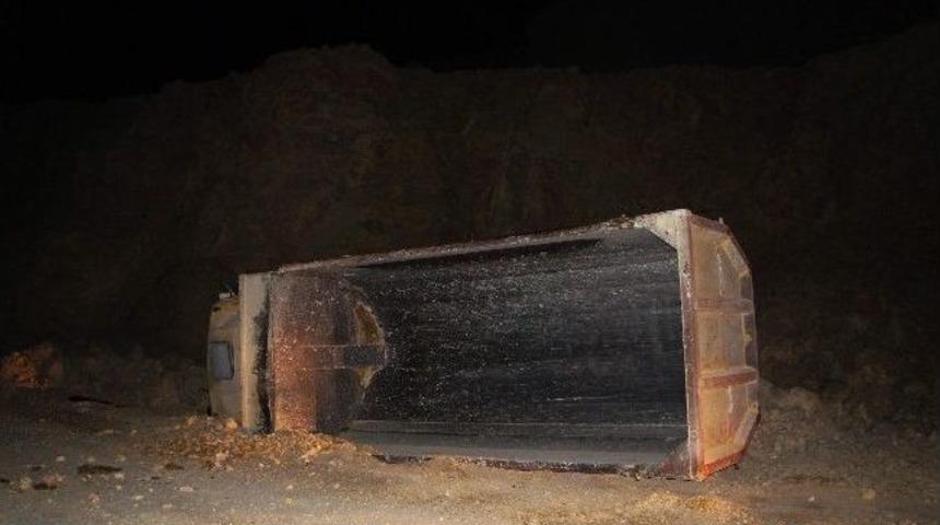 Kamyon dereye u&ccedil;tu: 1 &ouml;l&uuml;, 1 yaralı