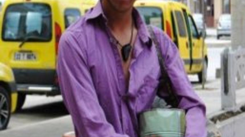 Okul Har&ccedil;lığı İ&ccedil;in Ayakkabı Boyacılığı Yapıyor