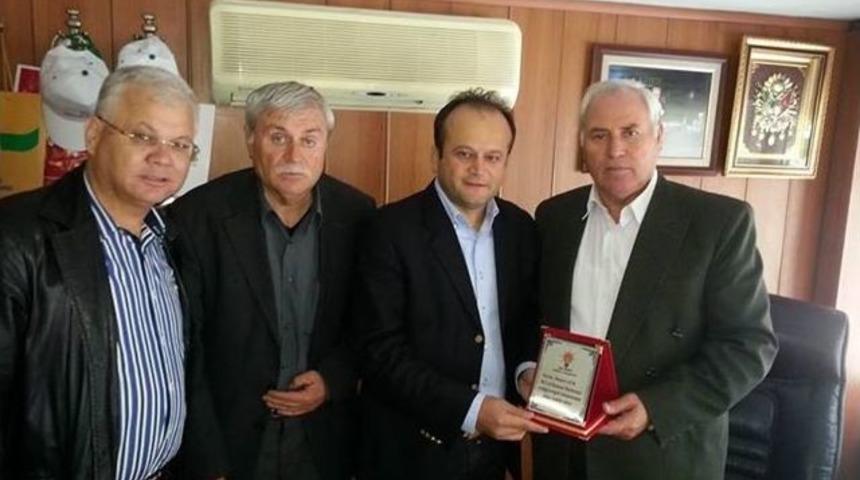 Ak Parti Uzunk&ouml;pr&uuml; İl&ccedil;e Başkanı Yılmaz, Plaket Hediye Etti