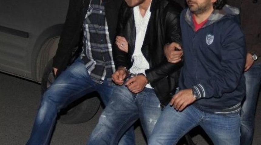 Polisten Ka&ccedil;an Gen&ccedil; Uyuşturucu Haplarla Yakalandı