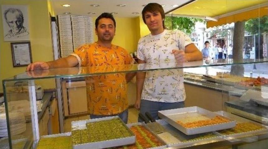 Tatlılar Tezg&acirc;hlarda Yerini Aldı