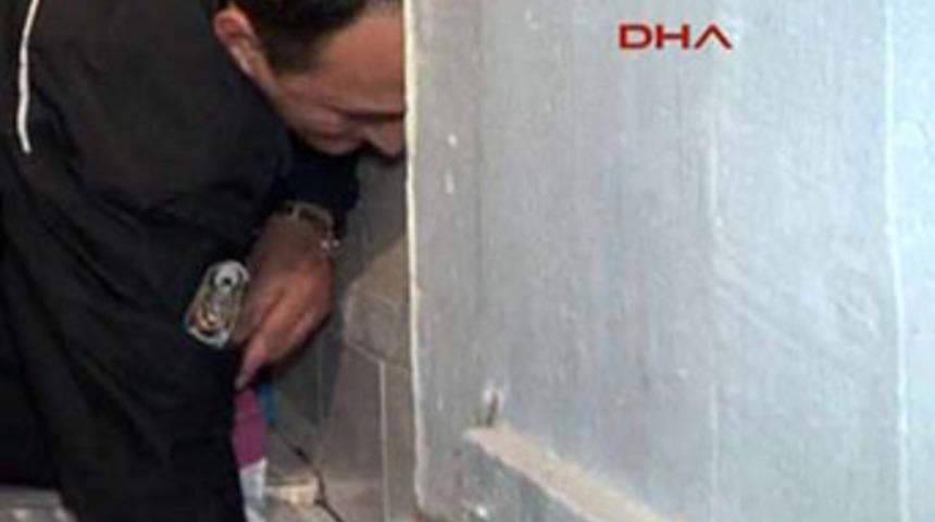 Tuvalete atılan uyuşturucuyu elleriyle &ccedil;ıkardı