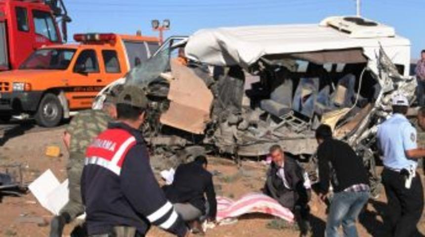 Mardin'de &ouml;ğrenci servisi kaza yaptı: 4 &ouml;l&uuml;