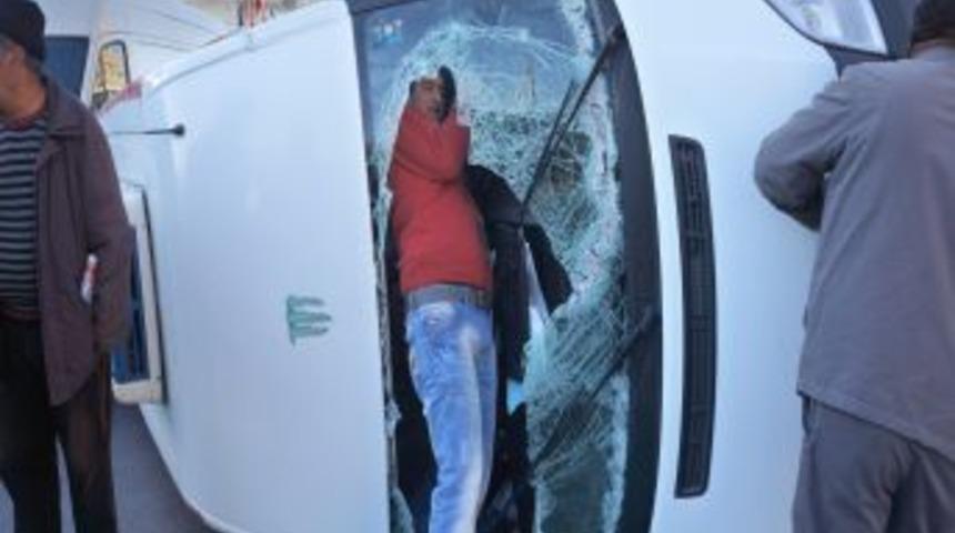 Askeri Aracın &Ccedil;arptığı Minib&uuml;s Devrildi: 1 Yaralı